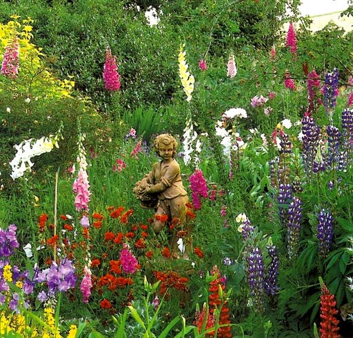 статуя мальчика в саду